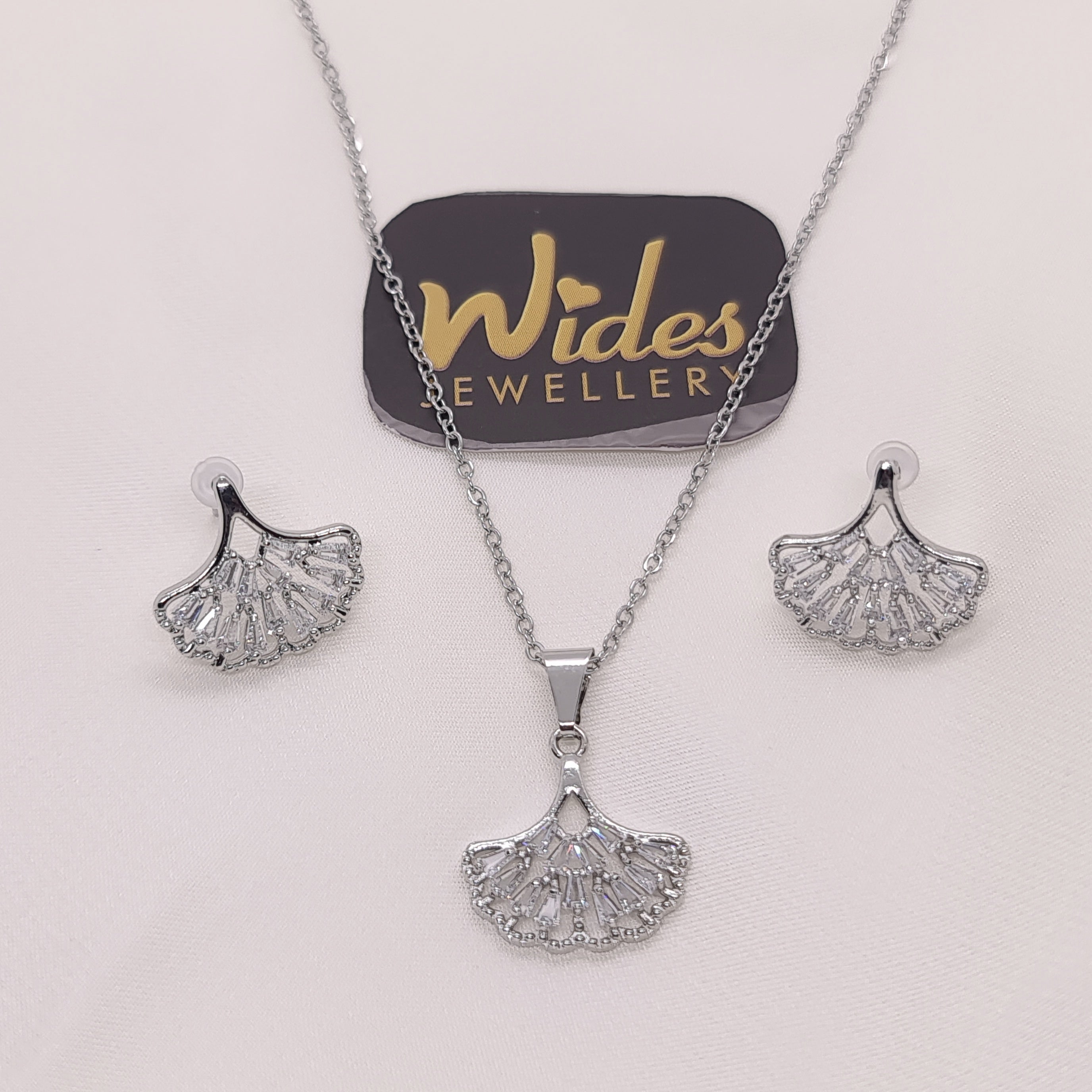 Beautiful Stylish Design Crystal Stones Silver Plated Necklace Set For Girls/Women