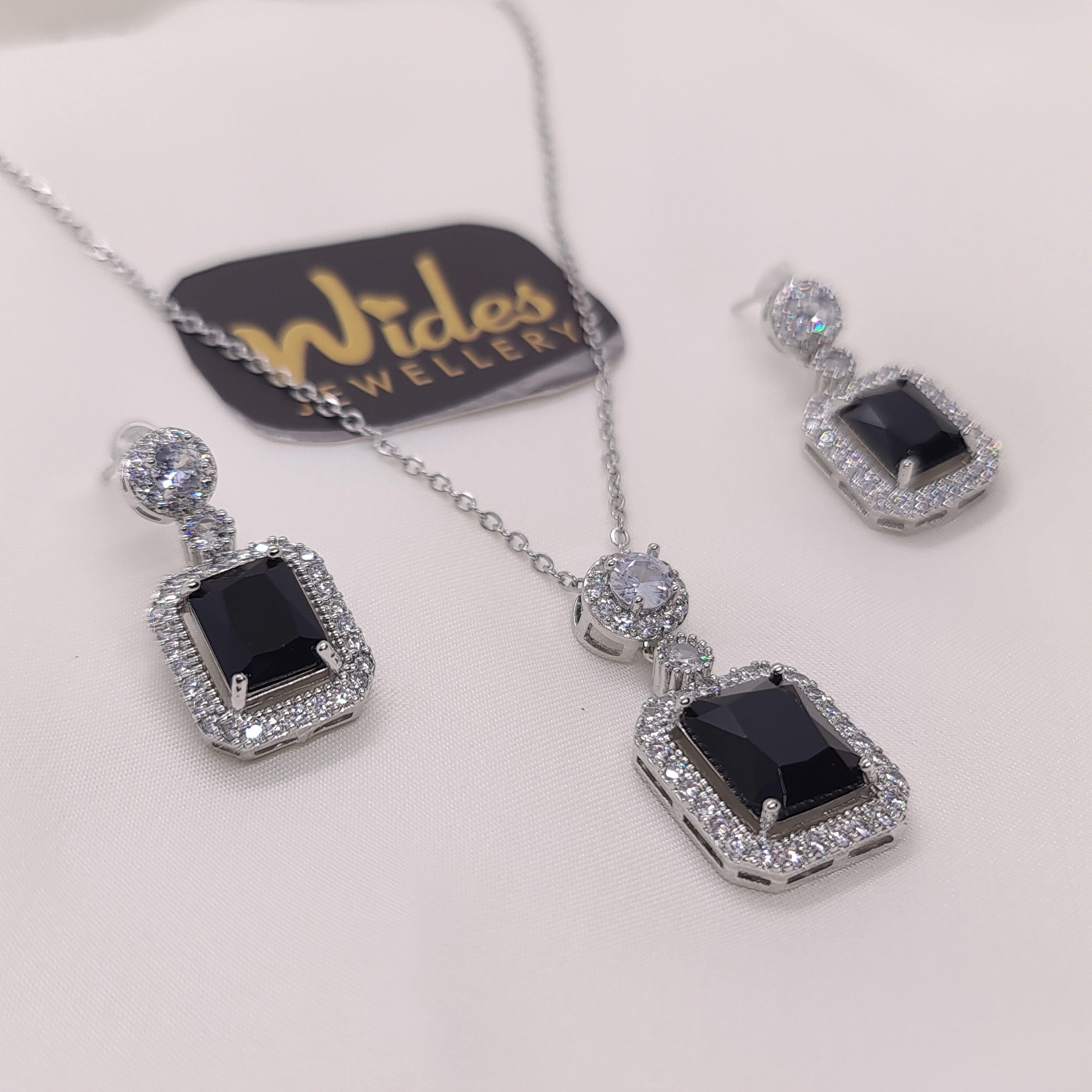 Luminous Design Black And white Crystal Stones Silver Plated Necklace Set for Girls/Women