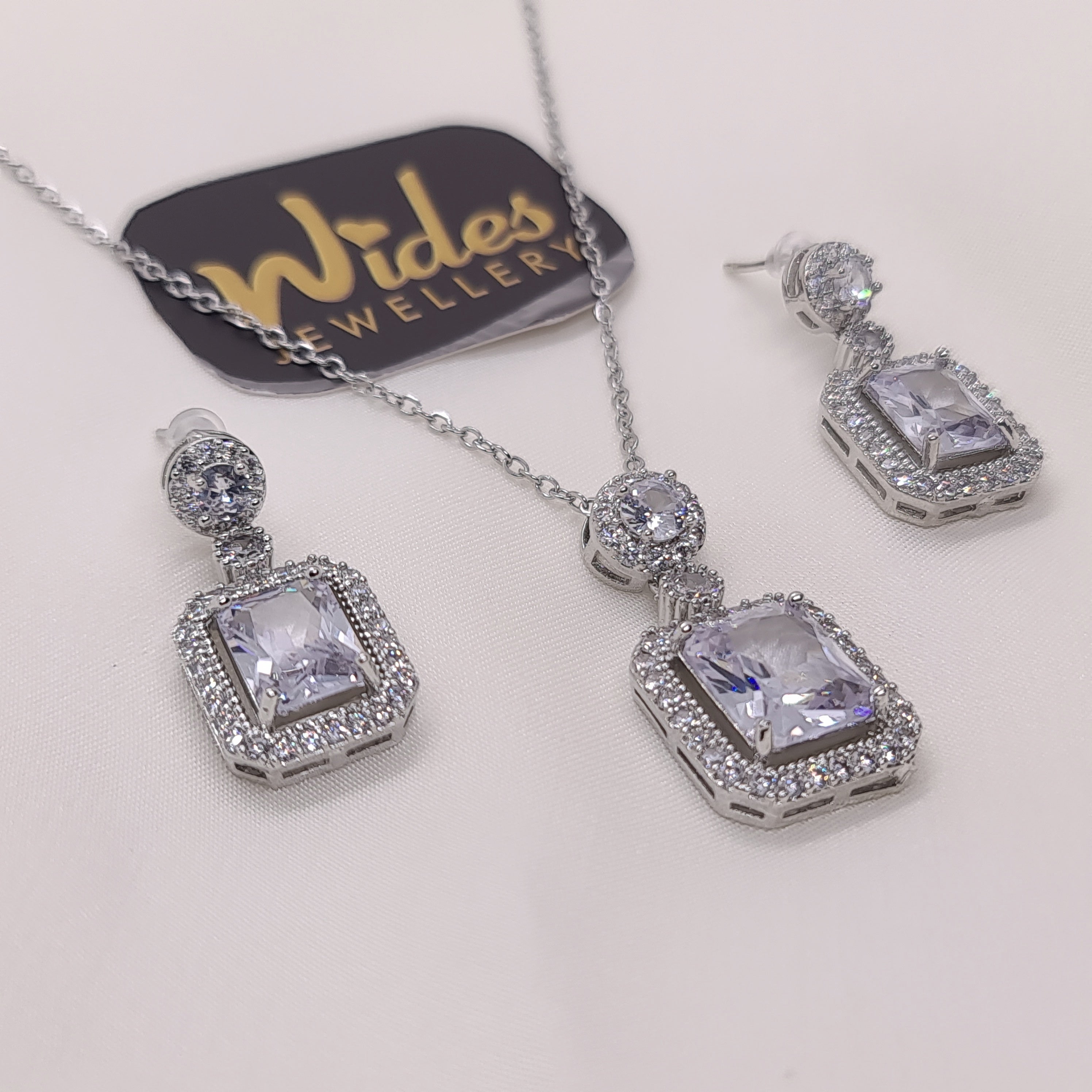 Luminous Design Crystal Stones Silver Plated Necklace Set for Girls/Women