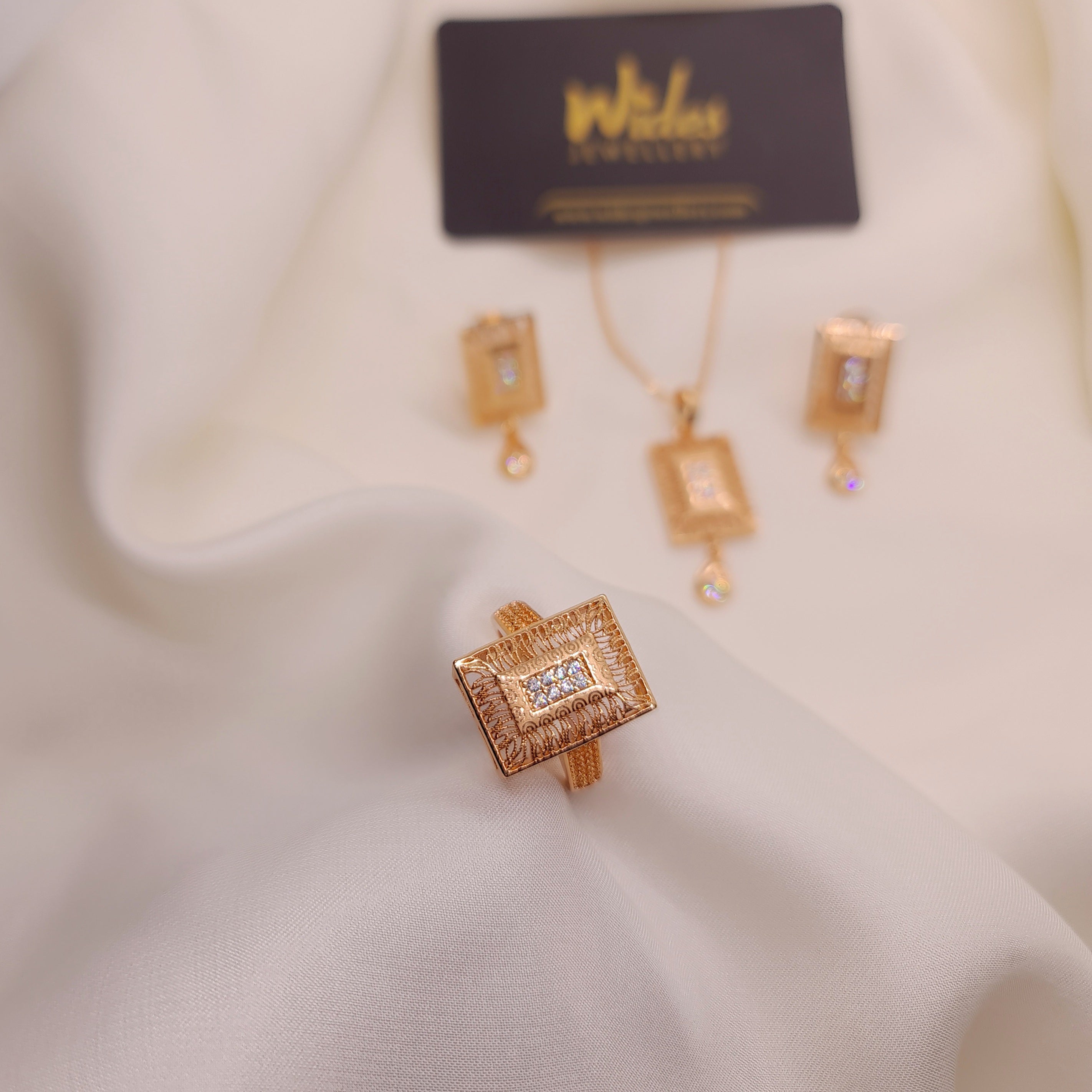 Unique Beautiful Square Design Golden Locket/Necklece Set for Girls/Women