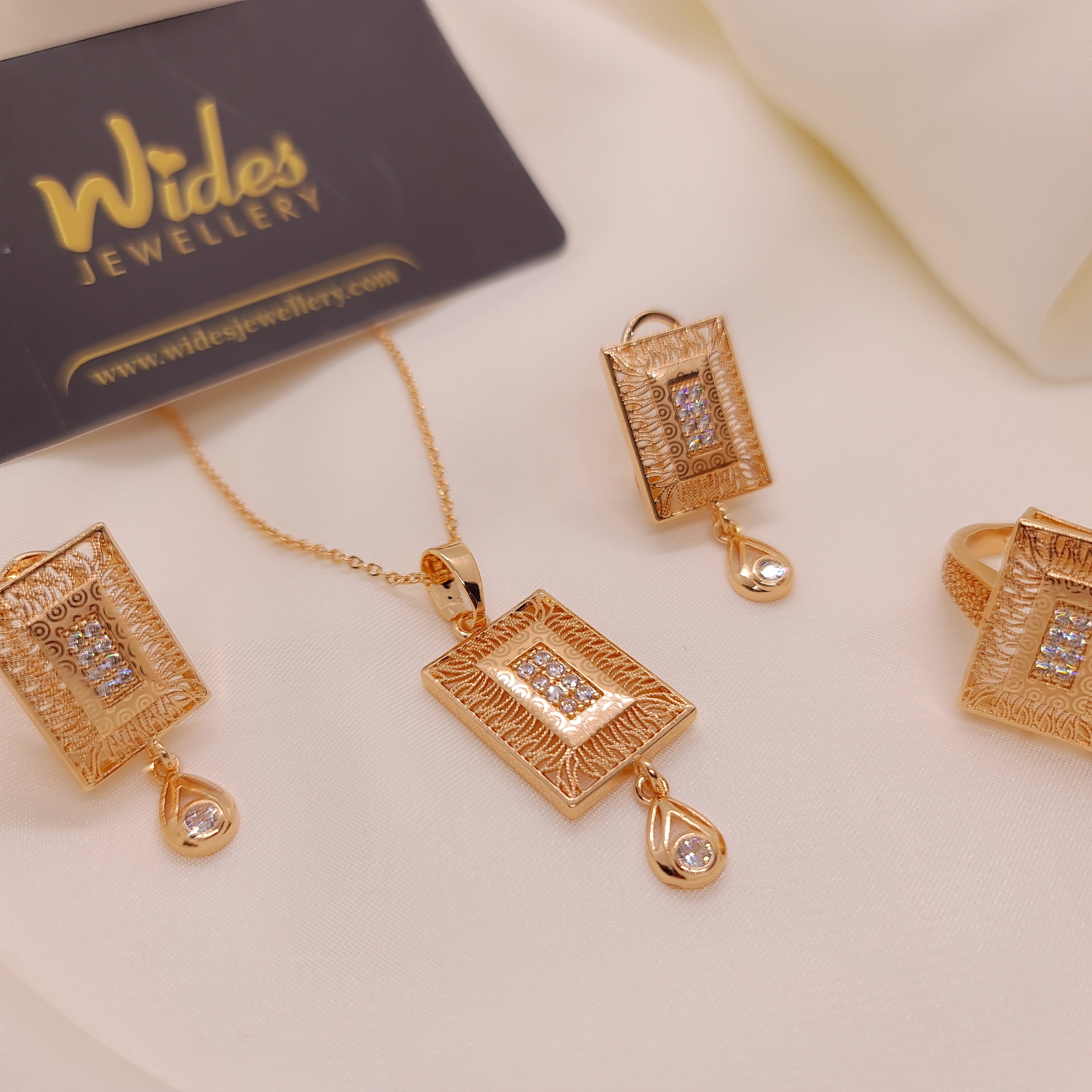 Unique Beautiful Square Design Golden Locket/Necklece Set for Girls/Women