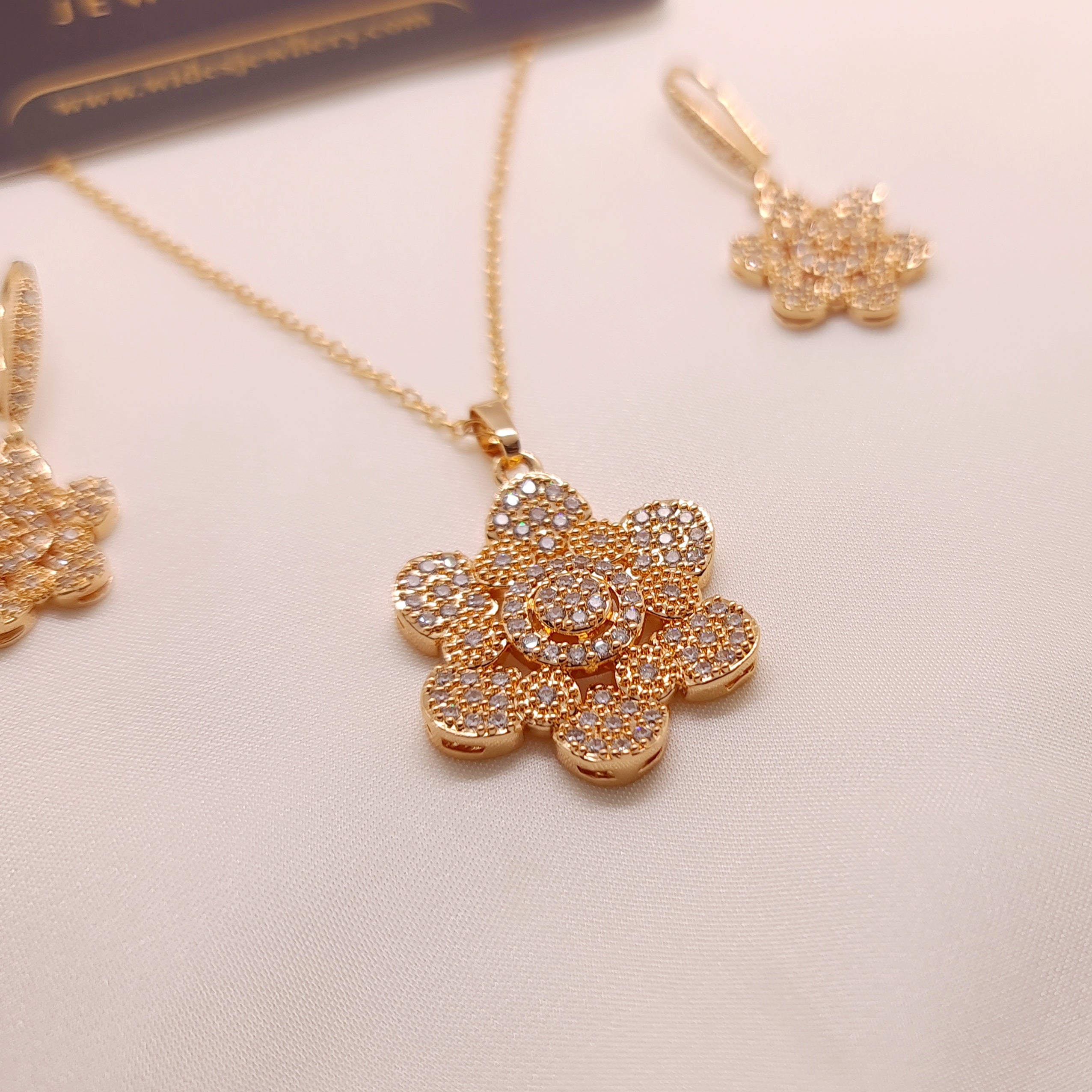 Glimmering Floral Locket Set for Girls/Women