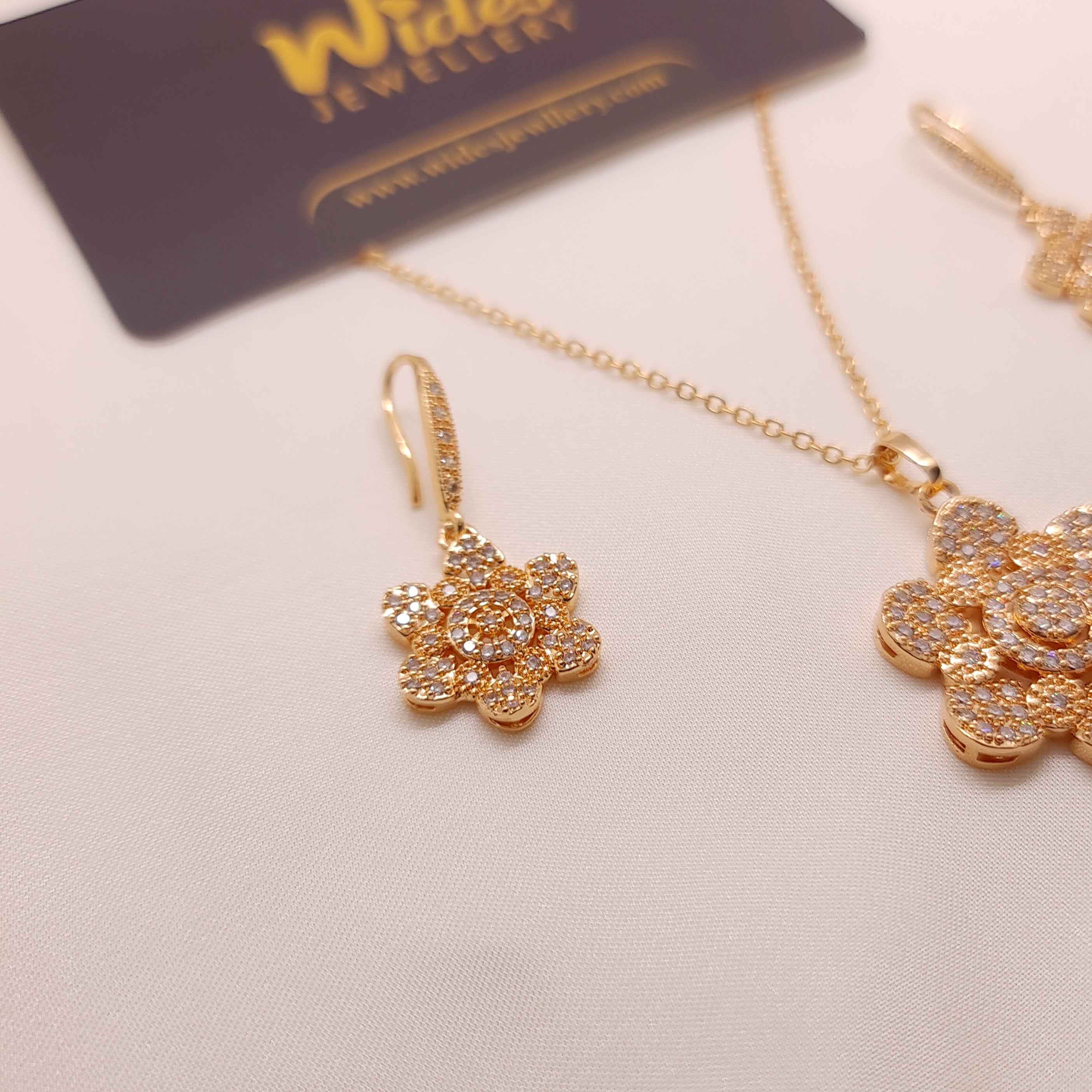 Glimmering Floral Locket Set for Girls/Women
