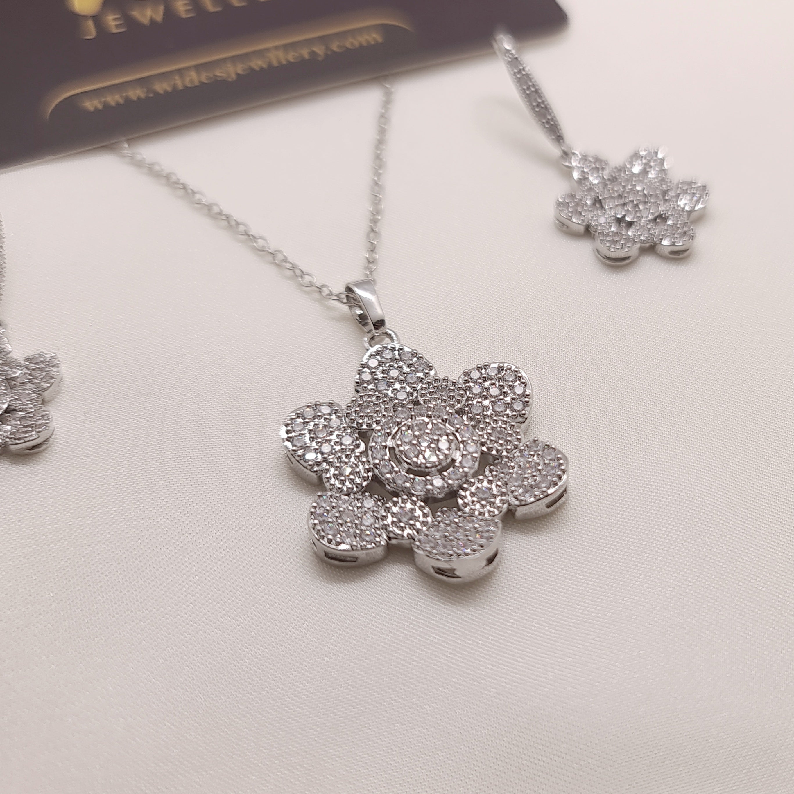 Glimmering Floral Locket Set for Girls/Women