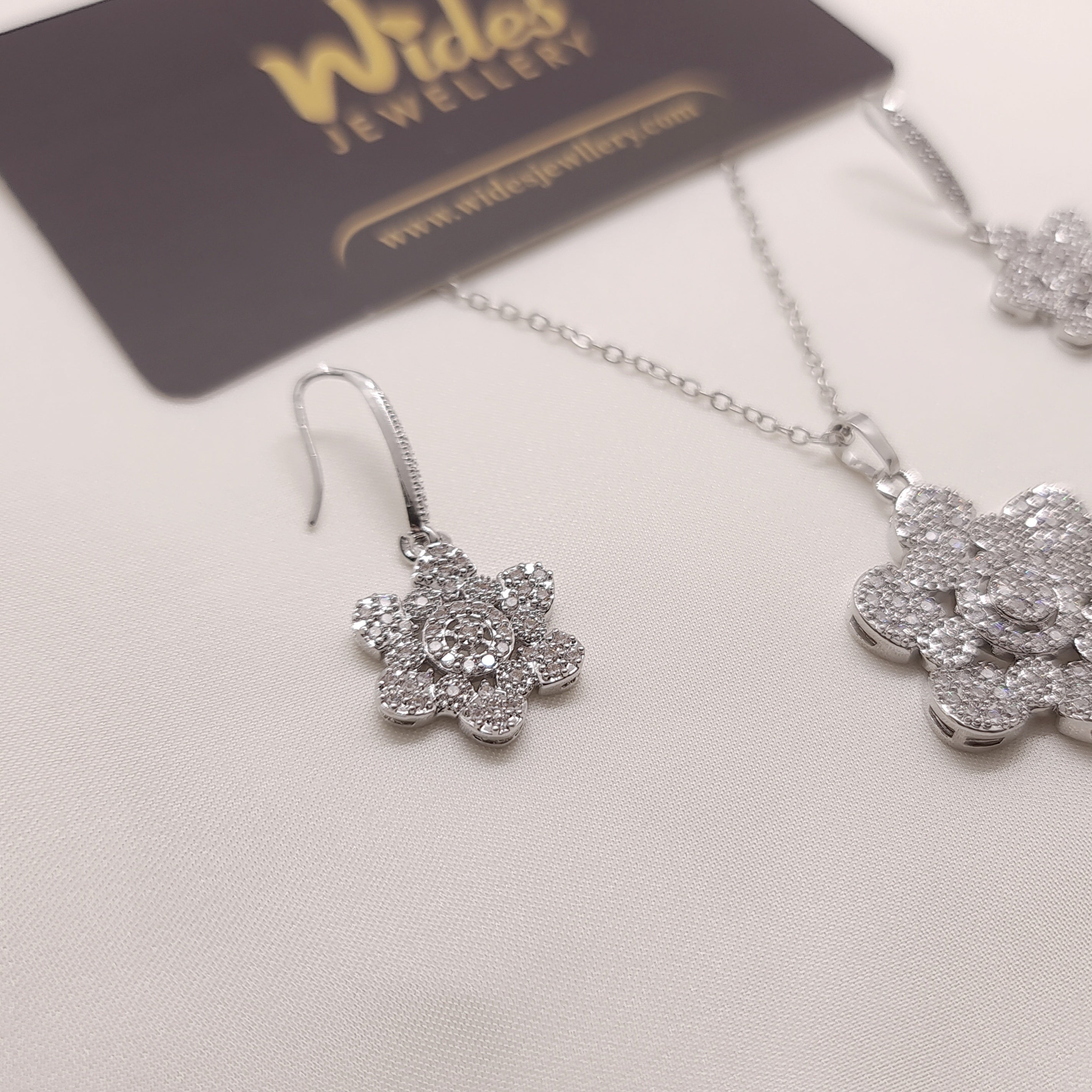 Glimmering Floral Locket Set for Girls/Women