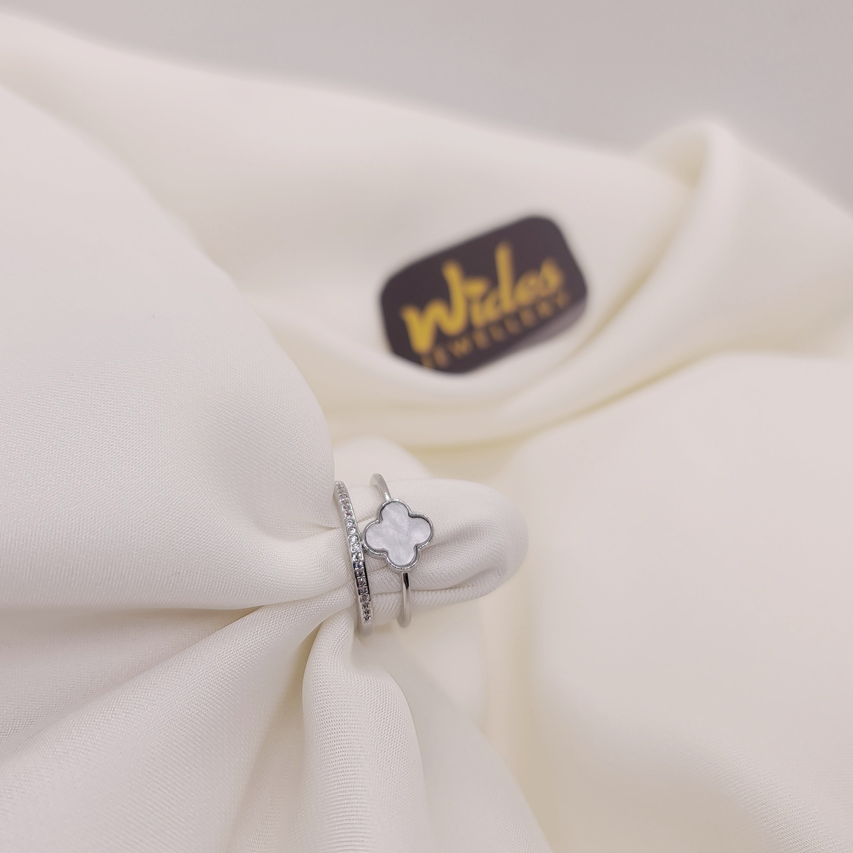 Beautiful Black & White Flower Golden Crystal Ring for Girls/Women