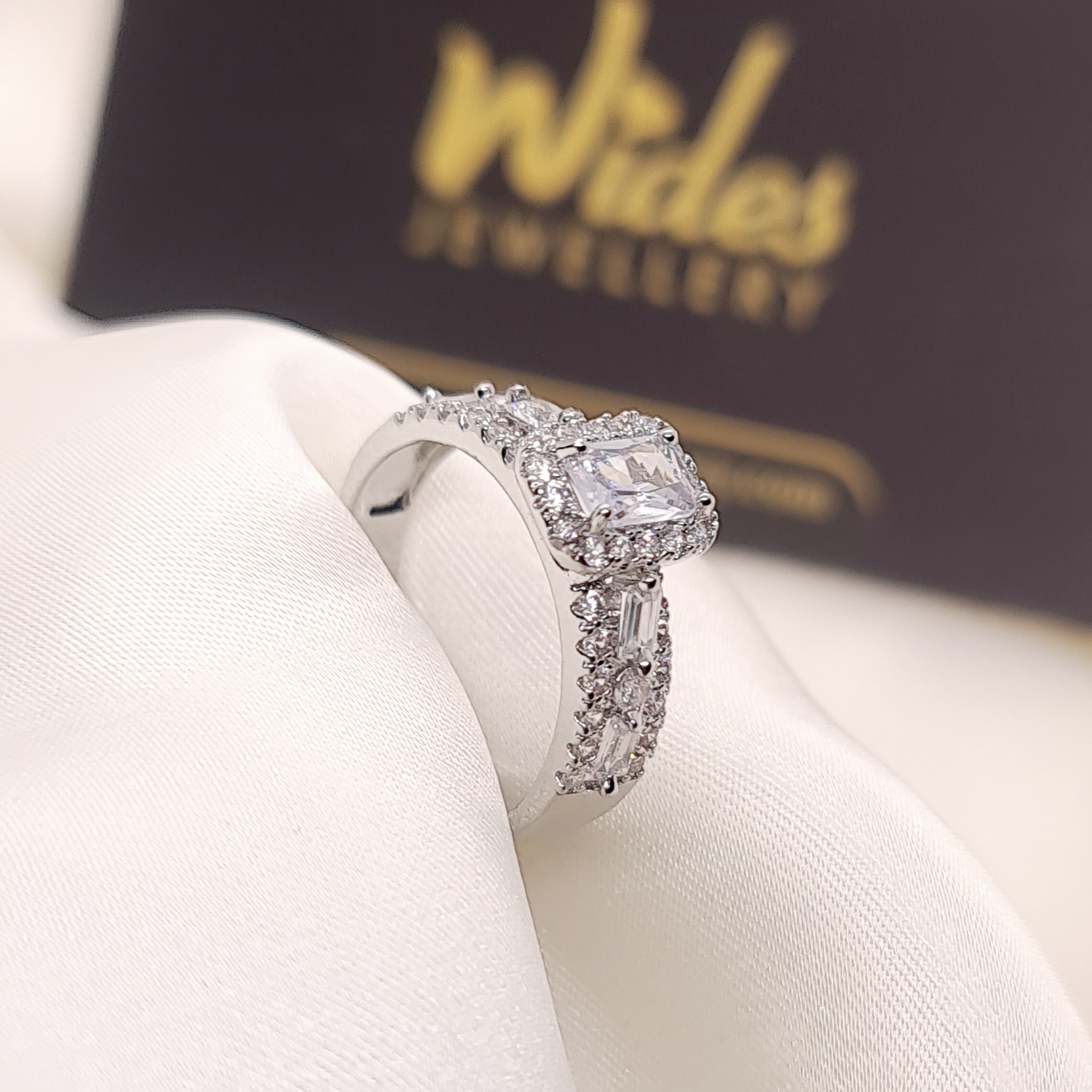 Luxurious Ring Design With Multiple Colors for Girls/Women